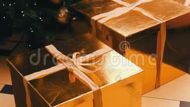 <strong>大型</strong>礼盒，赠送商场圣诞树下<strong>金色</strong>.. 圣诞节和新年`礼物装饰。 礼品